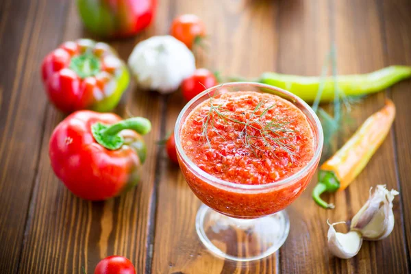 Adjika quente caseiro de tomates, pimentas quentes e doces com especiarias — Fotografia de Stock