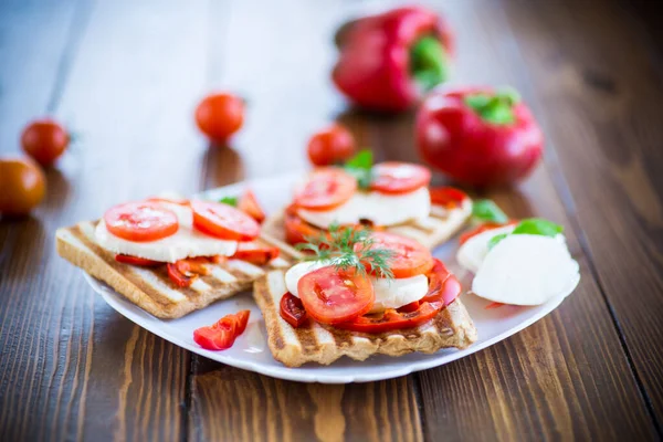 Primo piano di un panino fresco con mozzarella, pomodori — Foto Stock