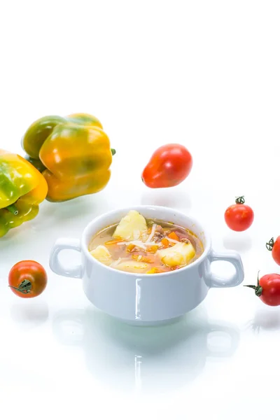 麺、トマト、ピーマン、その他の野菜をプレートに入れた野菜スープ — ストック写真