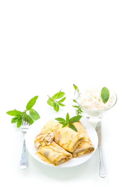 Süße, dünne Pfannkuchen mit Quark im Inneren — Stockfoto