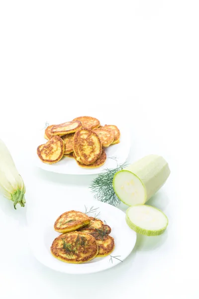 Pedaços vegetais feitos de abobrinha verde em uma placa — Fotografia de Stock