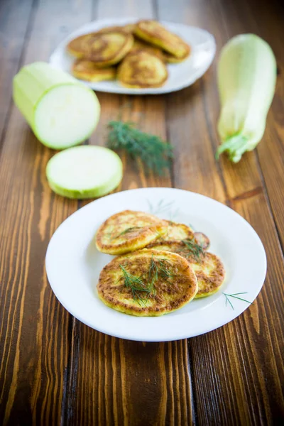 Buñuelos de verduras hechos de calabacín verde en un plato —  Fotos de Stock