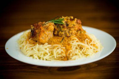 Etli ve soslu vermicelli.