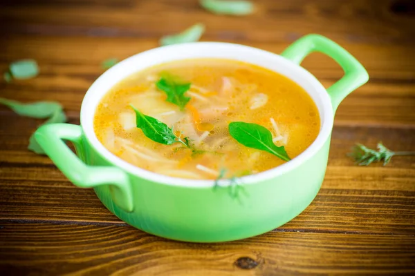 Sopa de primavera con vermicelli, verduras y hierbas — Foto de Stock