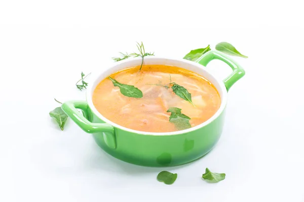 Sopa de primavera con vermicelli, verduras y hierbas —  Fotos de Stock