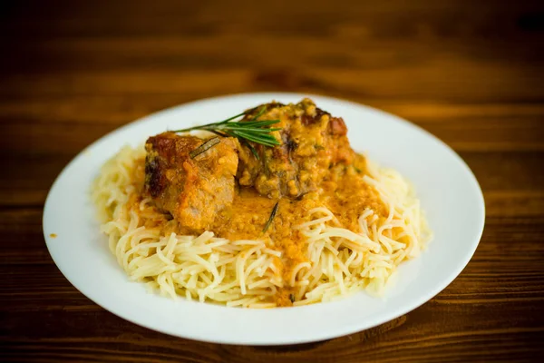 Vermicelli fervido com carne e molho em uma chapa — Fotografia de Stock