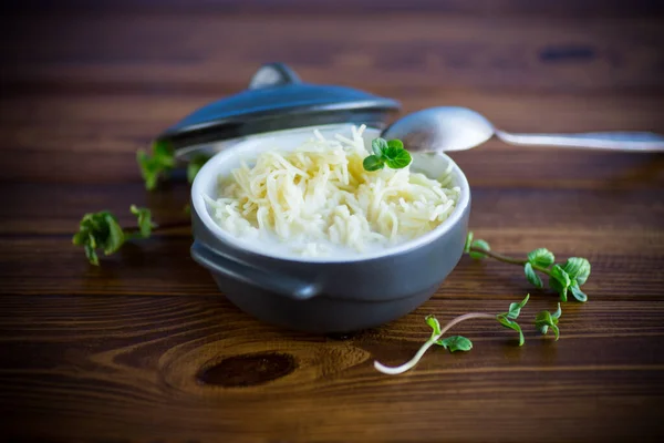 Kokt vermicelli med melk i en keramikkskål – stockfoto