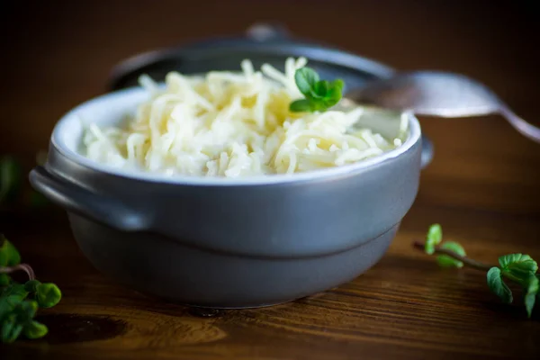 Söta kokta vermicelli med mjölk i en keramisk skål — Stockfoto