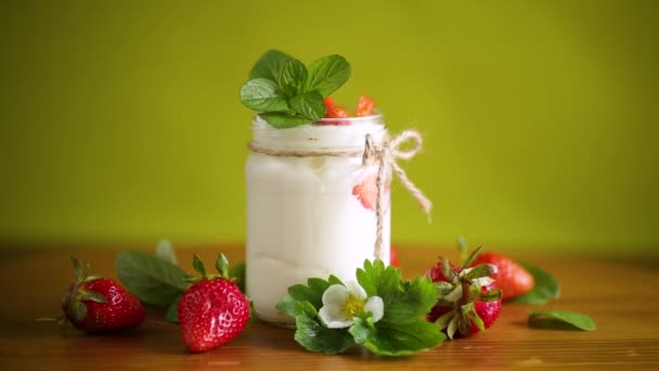 Yogurt casero dulce con fresas frescas maduras en un frasco — Vídeo de stock