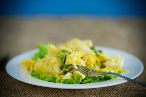 Stekt Omelett Med Tynne Vermicelli Med Salatblader Trebord – stockfoto