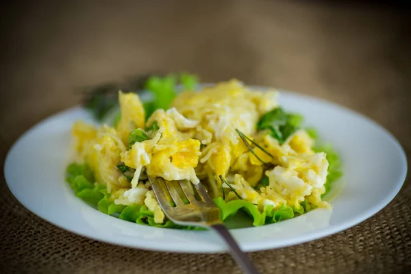 Nce Vermicelli Omlet Ahşap Bir Masada Salata Yaprakları — Stok fotoğraf