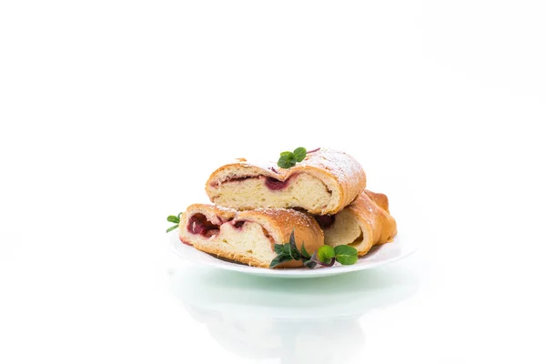 白を基調としたベリー系の甘い焼き酵母ケーキ — ストック写真