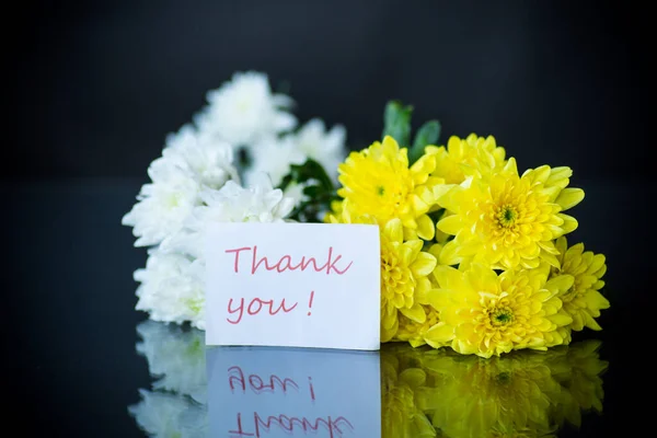 Boeket Van Witte Chrysanten Met Een Wenskaart Voor Mama Een — Stockfoto