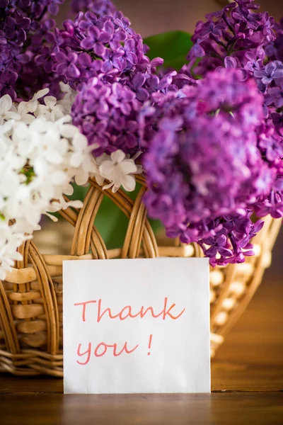 Bouquet Beaux Lilas Fleurs Dans Panier Sur Une Table Bois — Photo