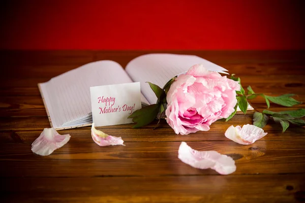 粉色美丽的牡丹花瓣 空白笔记本 木制桌子上的贺卡 — 图库照片