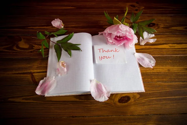 Różowy Piękny Piwonia Płatkami Pusty Notatnik Kartka Okolicznościowa Drewnianym Stole — Zdjęcie stockowe