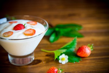 Kırmızı taze çilekli ev yapımı yoğurt.