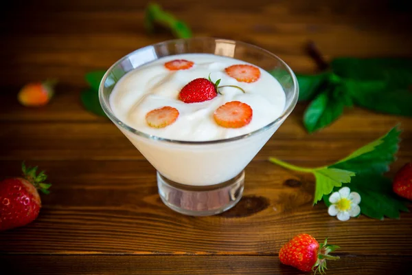 Yogurt dolce fatto in casa con fragole fresche mature rosse — Foto Stock
