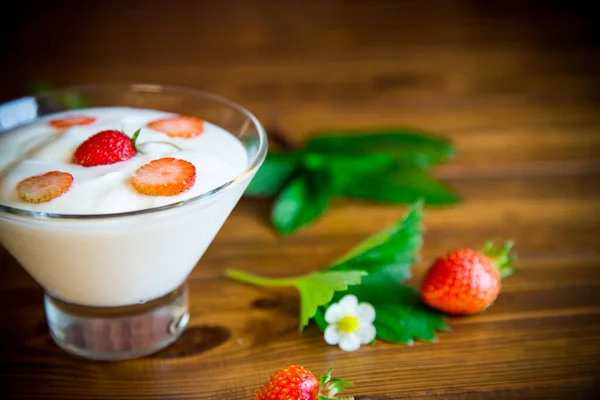 Yogurt dolce fatto in casa con fragole fresche mature rosse — Foto Stock