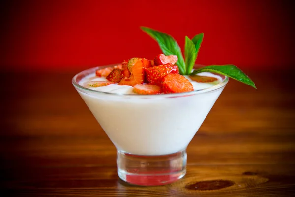 Sweet homemade yogurt with red ripe fresh strawberries — Stock Photo, Image