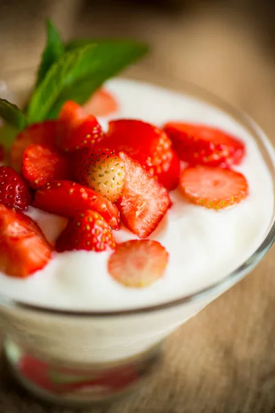 Sweet homemade yogurt with red ripe fresh strawberries — Stock Photo, Image