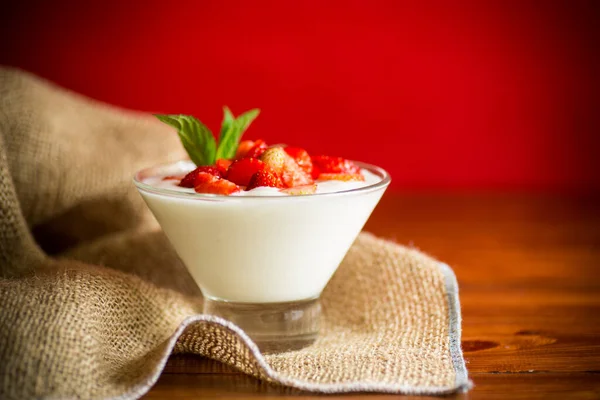 Sweet homemade yogurt with red ripe fresh strawberries — Stock Photo, Image