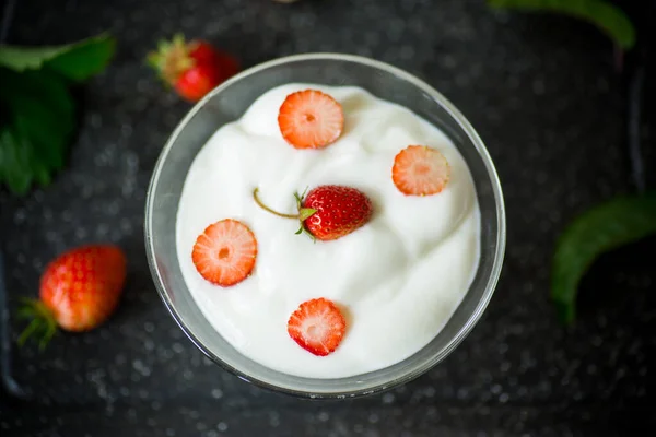 Iogurte caseiro doce com morangos frescos maduros vermelhos — Fotografia de Stock