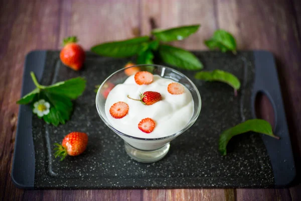 Sladký domácí jogurt s červenou zralé čerstvé jahody — Stock fotografie