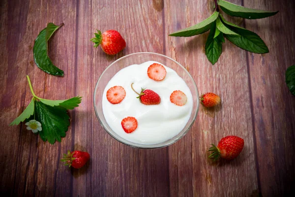 Süßer hausgemachter Joghurt mit roten reifen frischen Erdbeeren — Stockfoto