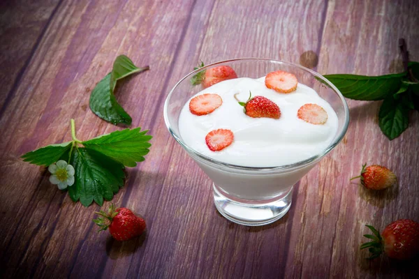 Сладкий домашний йогурт с красной спелой свежей клубникой — стоковое фото