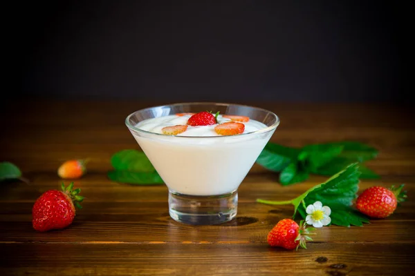 Iogurte caseiro doce com morangos frescos maduros vermelhos — Fotografia de Stock