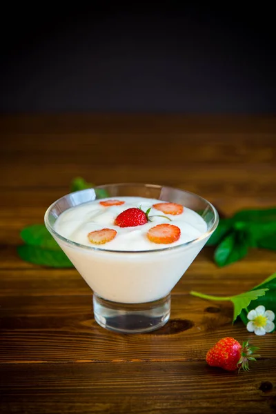 Sweet homemade yogurt with red ripe fresh strawberries — Stock Photo, Image