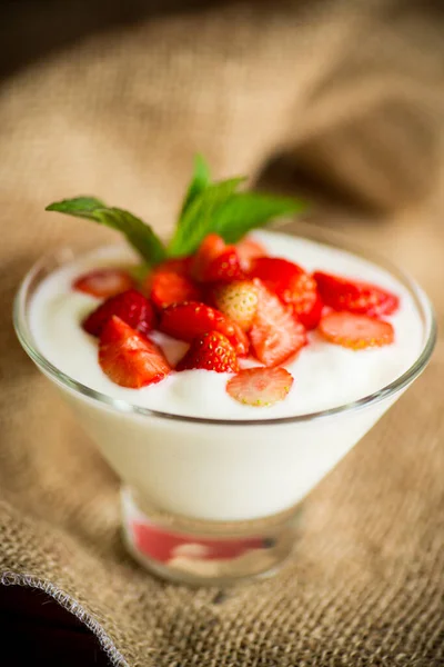 Yogurt casero dulce con fresas frescas rojas maduras Imágenes De Stock Sin Royalties Gratis