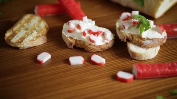 Sandwich de queso y palitos de cangrejo en la parte superior — Vídeo de stock