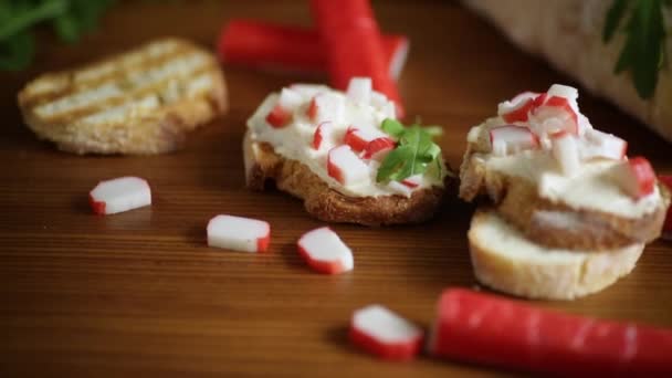 Sanduíche de queijo e paus de caranguejo em cima — Vídeo de Stock