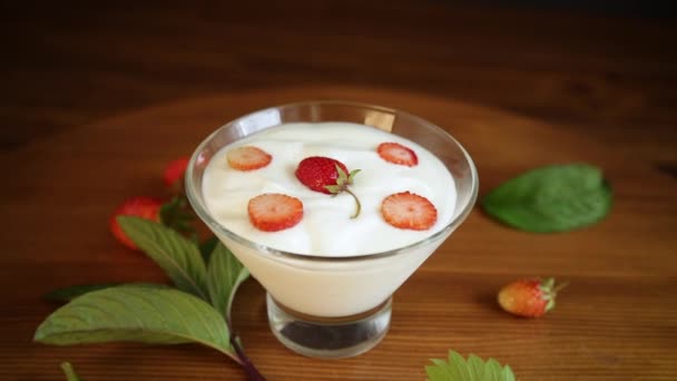 Süßer hausgemachter Joghurt mit roten reifen frischen Erdbeeren — Stockvideo