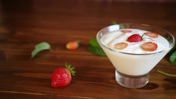 Yogurt casero dulce con fresas frescas rojas maduras — Vídeos de Stock