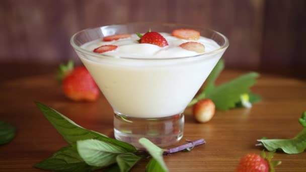 Солодкий домашній йогурт з червоною стиглою свіжою полуницею — стокове відео