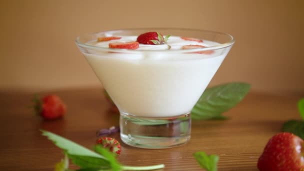 Sweet homemade yogurt with red ripe fresh strawberries — Stock Video