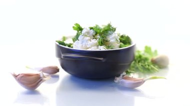 Ev yapımı tuzlu süzme peynir, içinde sarımsak ve otlar var.