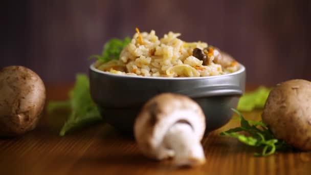 Wegetariański gotowany ryż z grzybami w ceramicznej misce — Wideo stockowe
