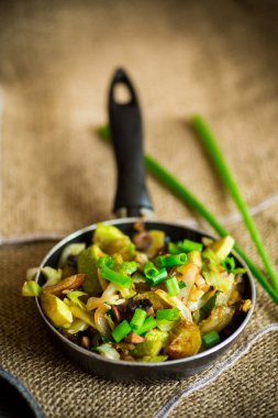 Patlıcan, mantar, soğan ve diğer sebzelerle haşlanmış kabak.