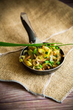 Patlıcan, mantar, soğan ve diğer sebzelerle haşlanmış kabak.