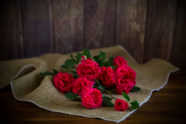 テーブルの上に美しい赤いバラの花束 — ストック写真