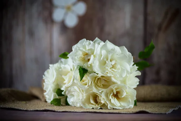 Μπουκέτο από όμορφα λευκά τριαντάφυλλα στο τραπέζι — Φωτογραφία Αρχείου