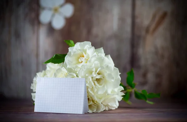 Bouquet de belles roses blanches sur la table — Photo