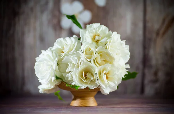 Buquê de belas rosas brancas na mesa — Fotografia de Stock