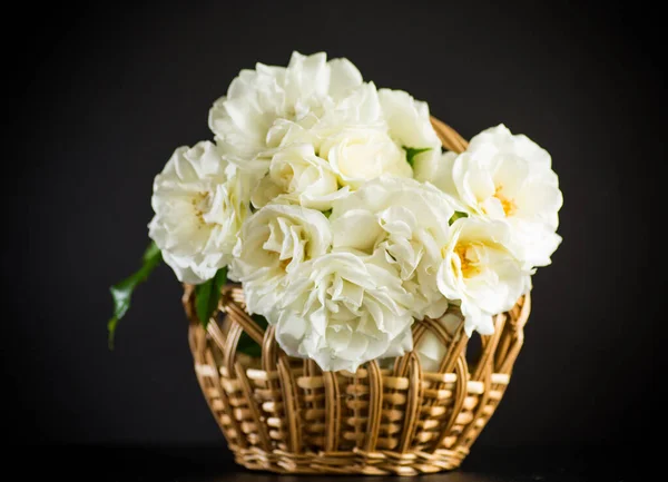 Csokor gyönyörű fehér rózsa elszigetelt fekete — Stock Fotó
