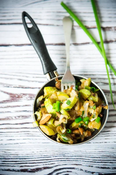 Zucchine stufate con melanzane, funghi, cipolle e altre verdure — Foto Stock