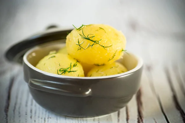 Рання варена картопля з маслом і свіжим кропом — стокове фото